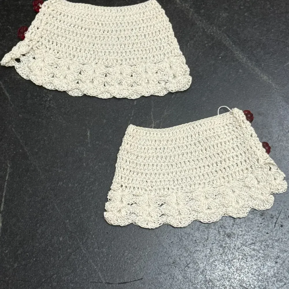 Vintage Handmade Crochet Fingerless Wrist Mitts White Scallop Red Flower Button